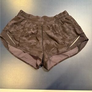 Lululemon 2.5 in hotty hot shorts
